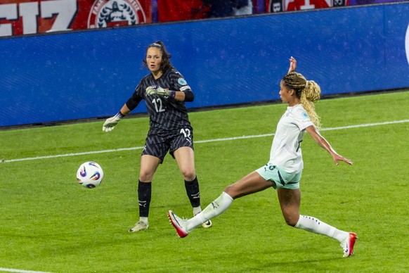 &lt;p&gt;&lt;strong&gt;Livia Peng, Goalie – Note 5: &lt;/strong&gt;Spielt stark mit, läuft weiten Ball in der Startphase ab. Pflückt einen Flankenball stark, sonst hat sie wenig zu tun.&lt;/p&gt;