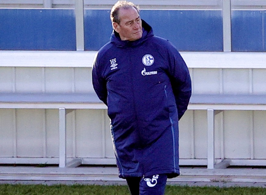 epa08892002 Schalke&#039;s new interim head coach Huub Stevens leads his team&#039;s training session in Gelsenkirchen, Germany, 18 December 2020. German Bundesliga soccer club FC Schalke 04 on early  ...