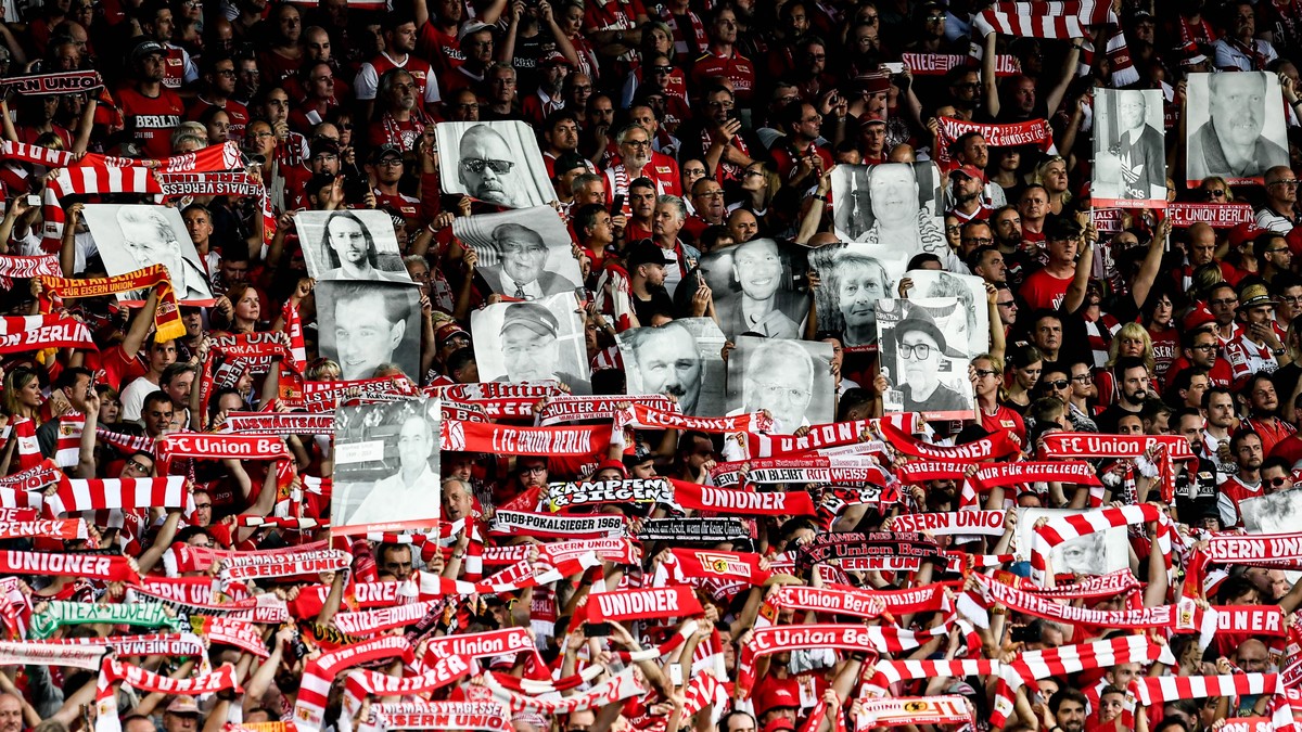 epa07779535 Union's fans players cheer prior the German Bundesliga soccer match between FC Union Berlin and RB Leipzig in Berlin, Germany, 18 August 2019. EPA/HAYOUNG JEON CONDITIONS - ATTENTION: ...