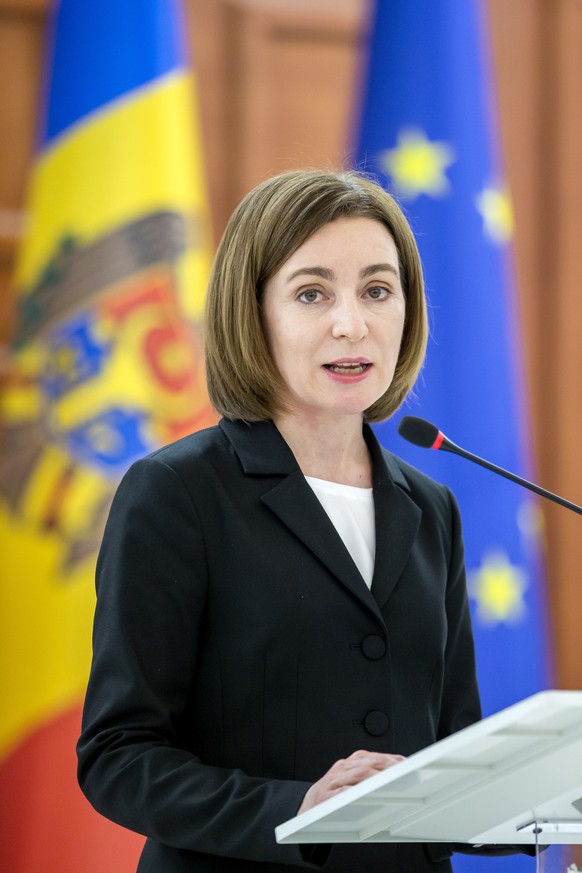 epa09797087 President of Moldova Maia Sandu (C) speaks at a press conference with EU&#039;s High Representative of the Union for Foreign Affairs and Security Policy (not pictured) and the European Com ...