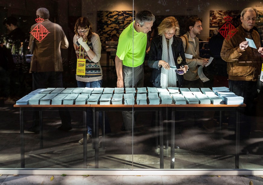 epa07601525 Voters view the blue ballot papers for European Parliament election at a polling station in Barcelona, Catalonia, Spain, 26 May 2019. Spain holds locals, regional and European Parliament e ...