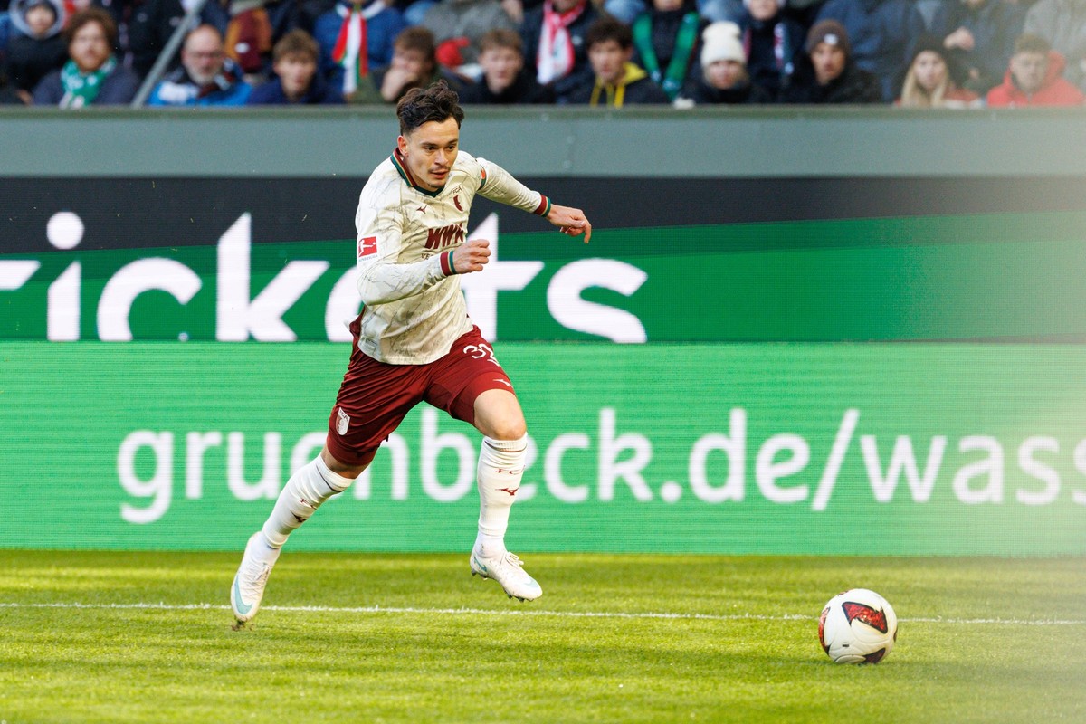 Fabian Rieder 32, FC Augsburg beim Spiel zwischen FC Augsburg v 1.FC Union Berlin, Fussball, Herren, Bundesliga, 2026/2027, 7.Spieltag am 24.10.2026 in Augsburg, WWK ARENA. DFL and DFB regulations pro ...