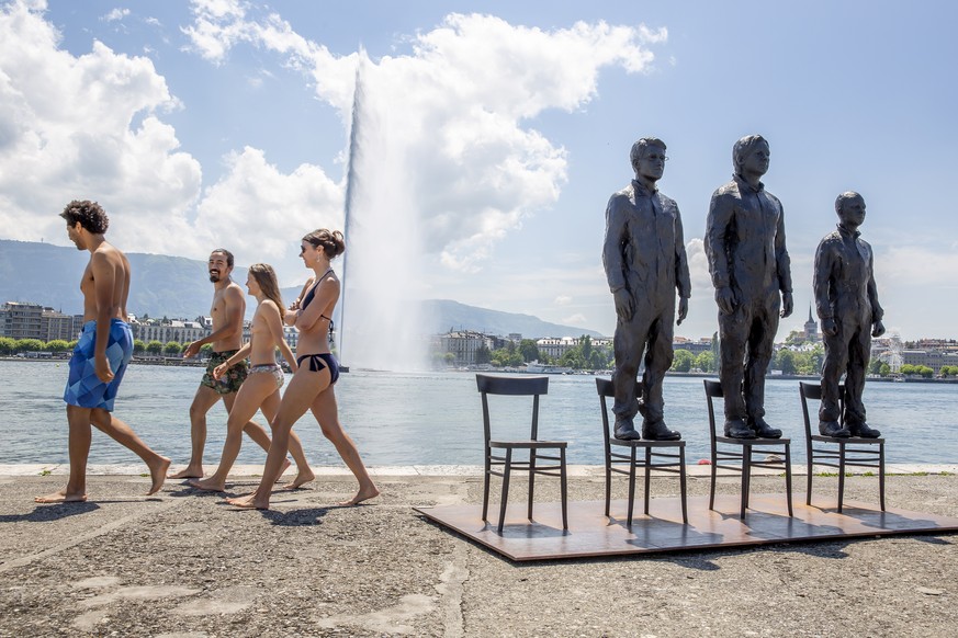 Junge Genfer laufen an der Skulptur «AnythingtoSay?» vorbei, die die Whistleblower Edward Snowden, Julian Assange und Chelsea Manning zeigt.