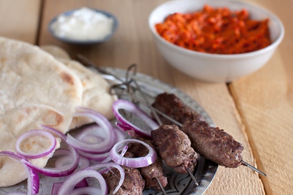 Cevapcici, Ajvar, rohe Zwiebeln