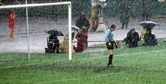 Sepp Maier steht sprichwörtlich im Regen.