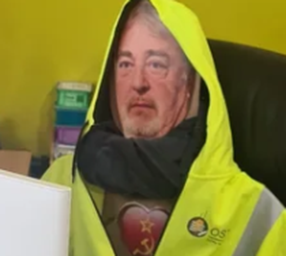 Mann mit Kartonkopf ist faul bei der Arbeit