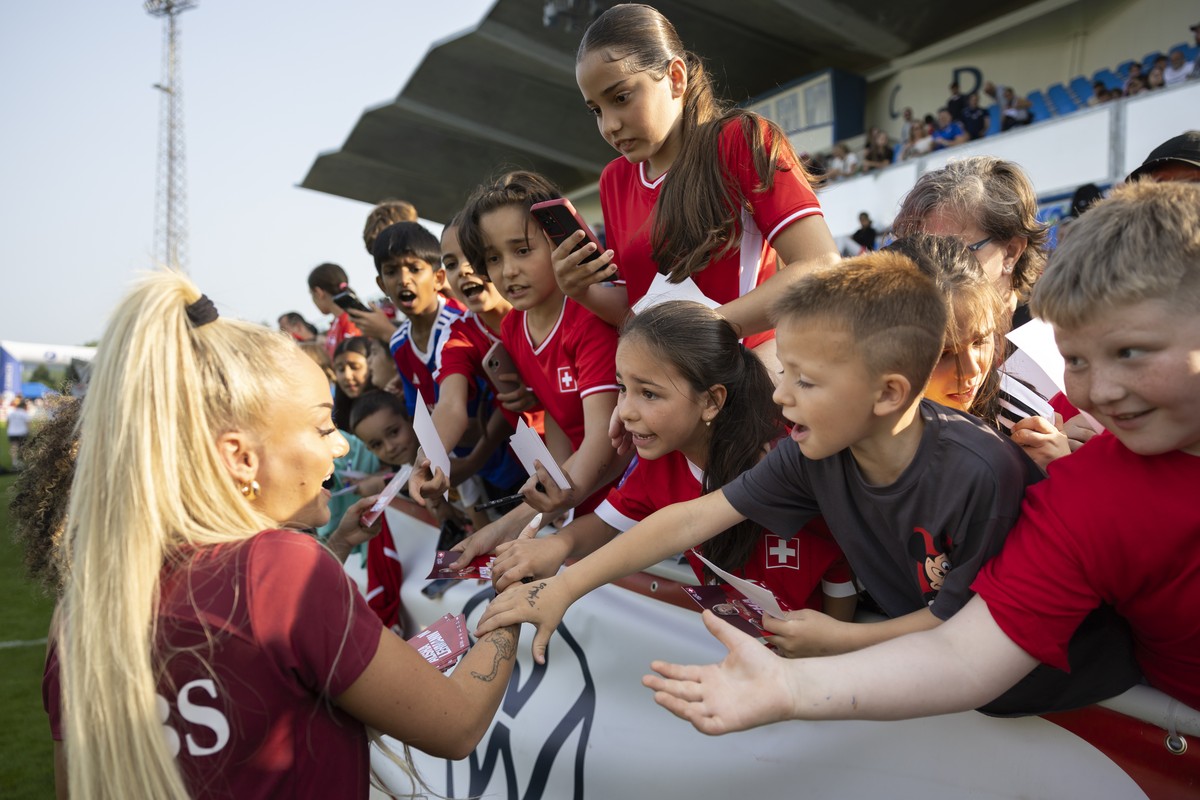 Fans freuen sich ueber Fotos und Autogramme von Alisha Lehmann waehrend einem oeffentlichen Training der Schweizer Frauen Fussball Nationalmannschaft, am Montag, 9. Juni 2025 im Stadion Bruehl in Gren ...