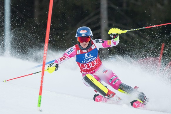 epa05690872 Mikaela Shiffrin of the USA clears a gate during the first run of the women&#039;s FIS Alpine Skiing World Cup Slalom race in Semmering, Austria, 29 December 2016. EPA/CHRISTIAN BRUNA