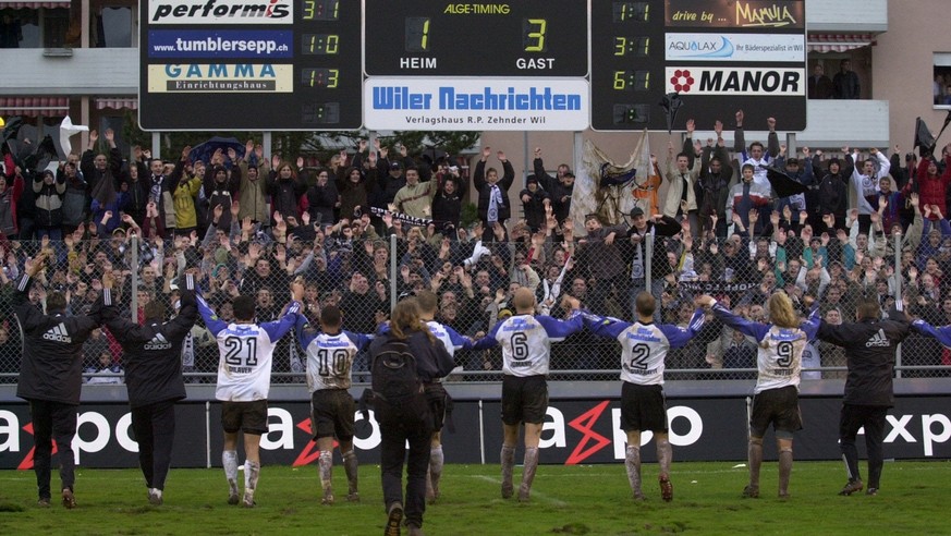 Jubelnde Wiler , und die Tafel kam auch nicht mehr mit, nach dem 11:3 gegen St. Gallen, im Fussball NLA Meisterschaftsspiel zwischen dem FC Wil und dem FC St. Gallen am Sonntag, 3. November 2002, im S ...