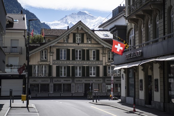 Leere Strassen mit dem Jungfraumassiv im Hintergrund, am Sonntag, 3. Mai 2020, in Interlaken. Bedingt durch die Weltweite Coronavirus Pandemie wird in der Schweiz ein deutlicher Rueckgang auslaendisch ...