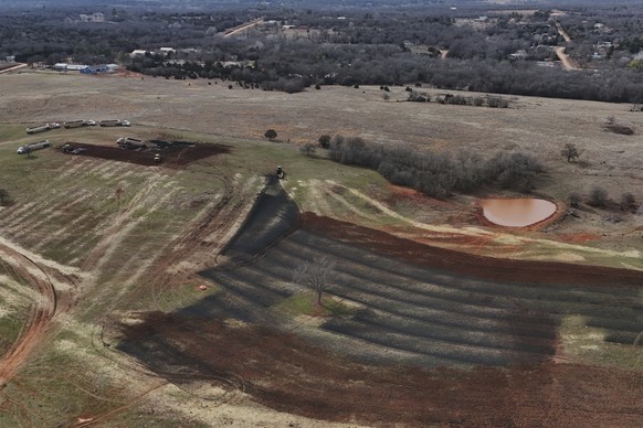 A crew applies biosolids to a field, Monday, Feb. 17, 2025, in Wellston, Okla. (AP Photo/Joshua A. Bickel)
Sewage Sludge Farmland