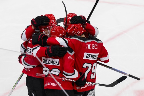 Joie des joueurs lausannois apres le premier but marque par l&#039;attaquant lausannois Miikka Salomaeki lors du match du championnat suisse de hockey sur glace de National League entre Lausanne HC et ...
