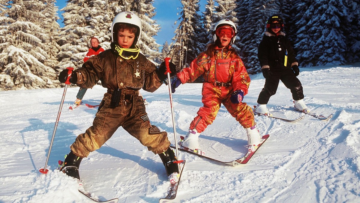 Skifahren, Skischule, Kind, Kinder, Stemmbogen, Helm, Sicherheit, Piste, im Skigebiet von Gstaad im Berner Oberland, aufgenommen 1994. (KEYSTONE/Martin Ruetschi) [Original: DIA, STOCKBILD-ARCHIV]