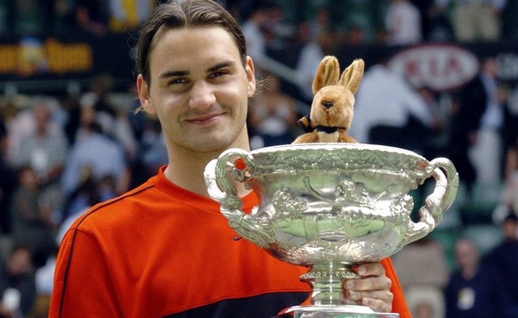 Roger Federer mit seiner ersten Trophäe in Melbourne.