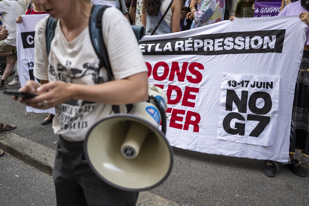 Des membres de la coalition NoG7 manifestent devant l'hotel de ville pendant que le Grand Conseil Genevois siege pour une session extraordinaire et voteront sur un projet du PLR interdisant tout  ...