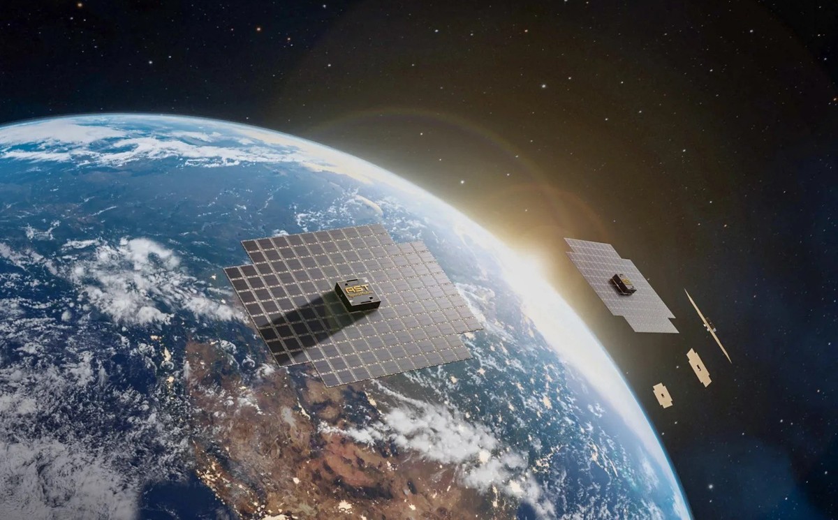 Visualisierung der AST SpaceMobile-Satelliten, die den Planeten umkreisen.