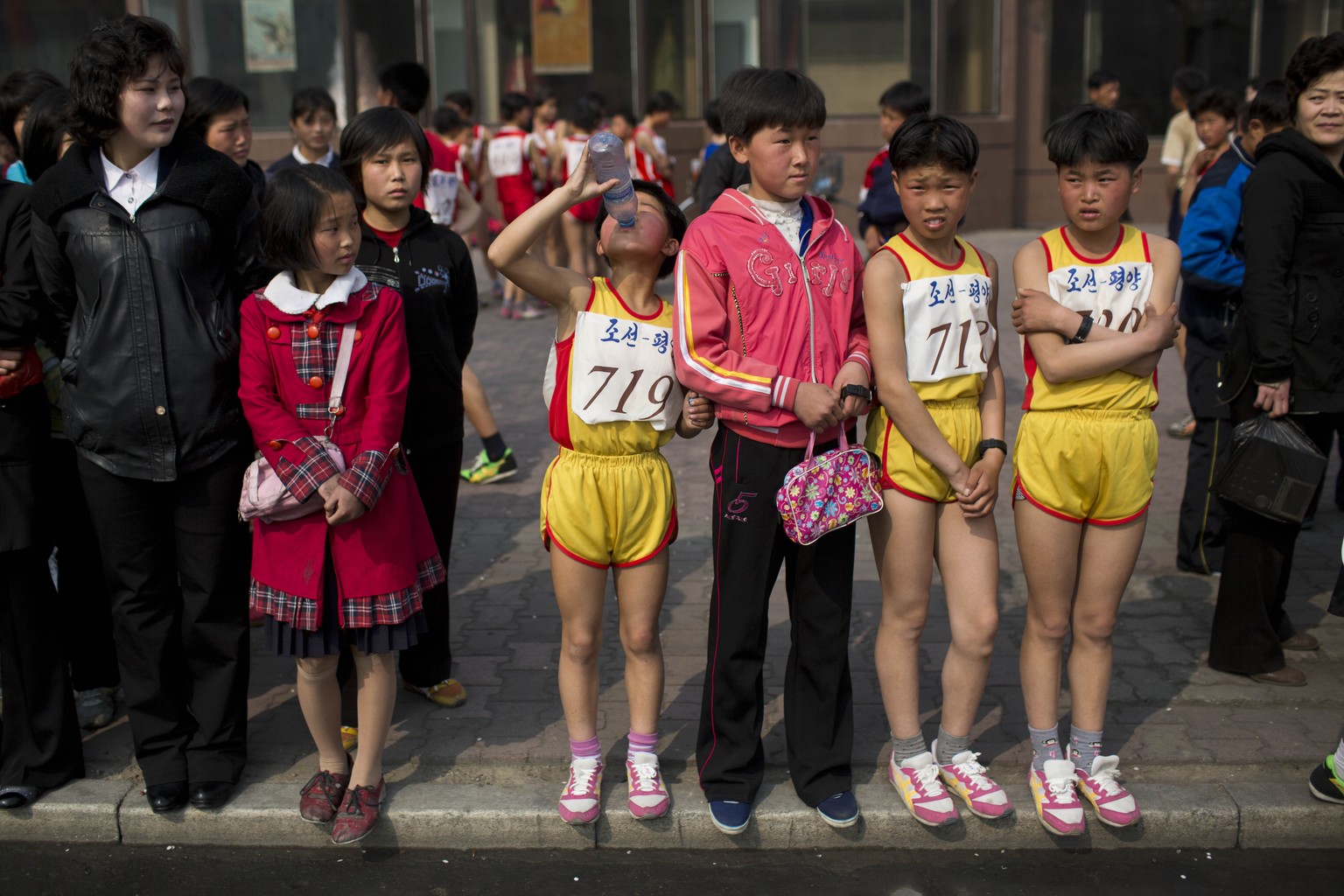 Nordkoreanische Kinder nach ihrem Lauf über eine Teilstrecke.