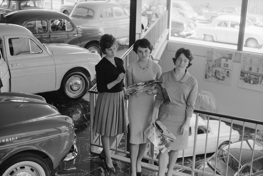 Photographer: Metzger, Jack Title: Geneva, Motor Show, Hostesses Description: Date: 1961 Recorded in: Hostesses at the Motor Show, 1961