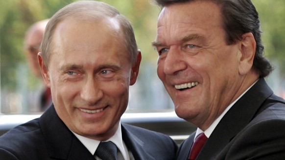 File--- File photo shows German Chancellor Gerhard Schroeder, right, welcoming Russia&#039;s President Vladimir Putin in Berlin, Germany, Thursday Sept. 8, 2005. Local officials with German Chancellor ...