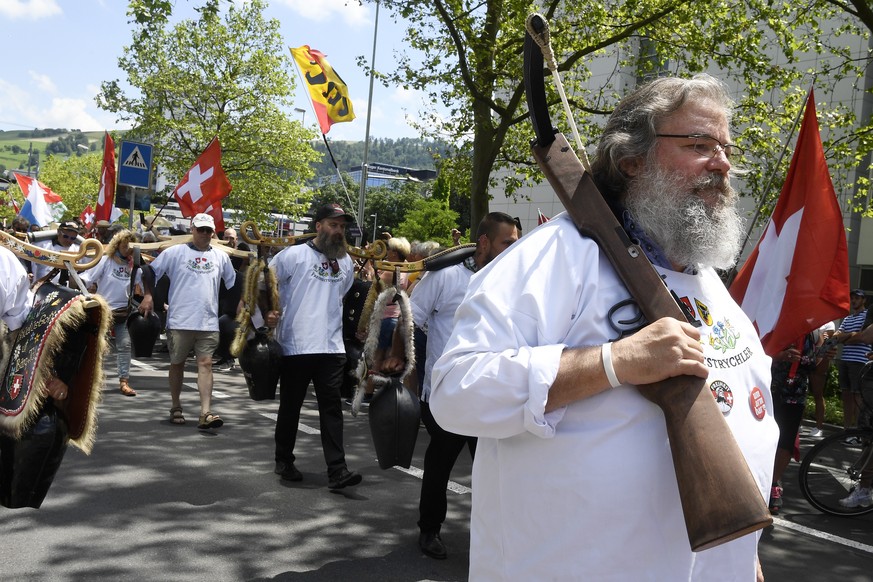 Coronamassnahmen-Gegner an einer Demonstration in Zug am Sonntag, 13. Juni 2021. (KEYSTONE/Walter Bieri)