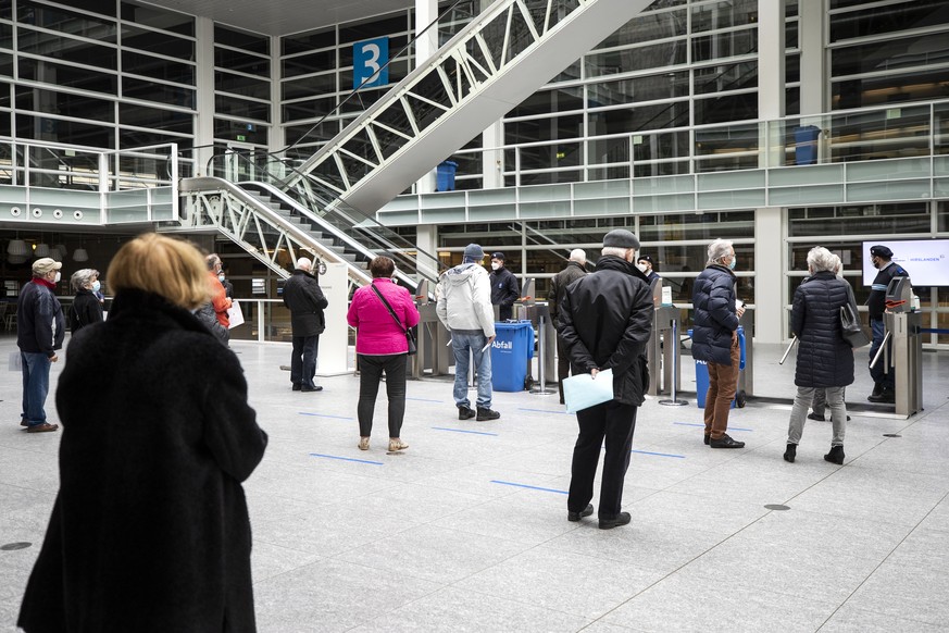 Menschen stehen in der Warteschlange vor dem groessten Impfzentrum des Kantons Zuerich, dem Covid-19-Impfzentrum Messe Zuerich, am Dienstag, 6. April 2021. Das Impfzentrum nimmt am 6. April seinen Bet ...