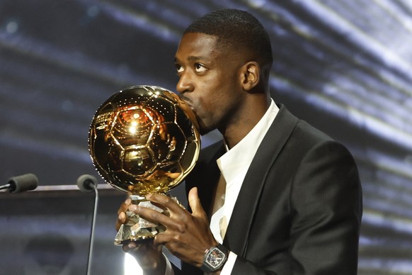 epa12398951 Paris Saint-Germain&#039;s player Ousmane Dembele kisses the Men&#039;s Ballon d&#039;Or trophy during the Ballon d&#039;Or 2025 ceremony at the Theatre du Chatelet in Paris, France, 22 Se ...