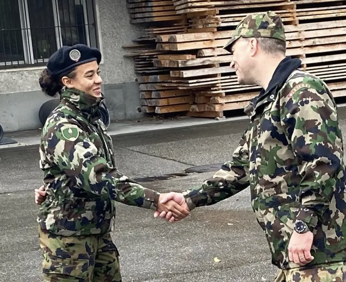 Ditaji Kambundji hat auch in der Schweizer Armee so ihre Fans.