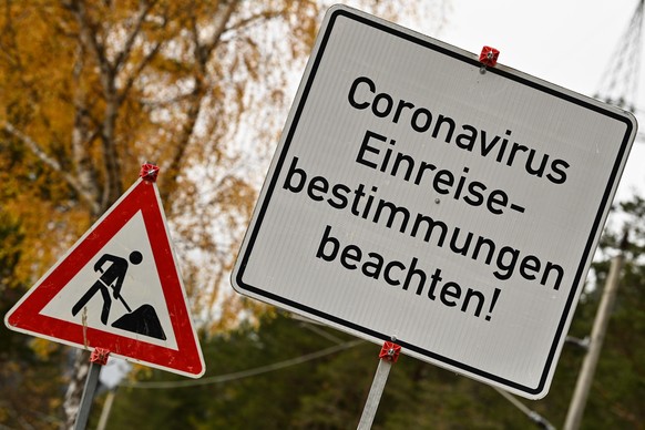 epa09587202 A sign informs about Corona travel regulations near a border crossing in Scharnitz, Austria, 17 November 2021. In its efforts to halt the rapid rise of COVID-19 infections, Austria&#039;s  ...