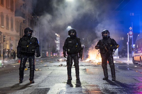 epa12323040 Police officers intervene during the second night of riots following the fatal accident involving a minor on a scooter in Lausanne, Switzerland, 25 August 2025 (issued 26 August 2025). Pol ...