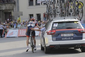 Mathias Frank muss sich nach seinem Sturz vom Team-Car ins Ziel schieben lassen.