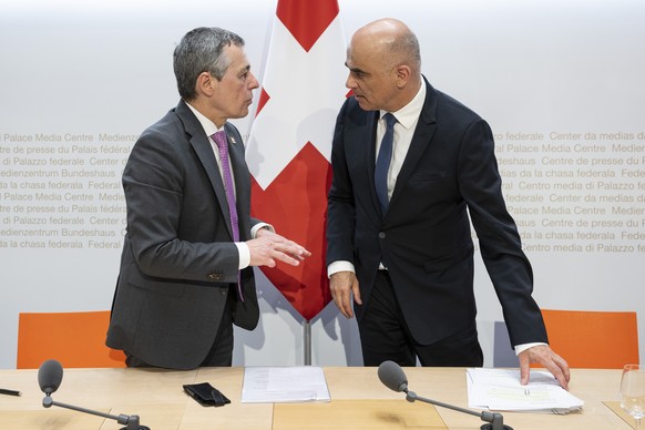 Bundespraesident Alain Berset, rechts, und Bundesrat Ignazio Cassis, sprechen an einer Medienkonferenz ueber ein neues humanitaeres Paket der Schweiz fuer die Ukraine, am Mittwoch, 22. Februar 2023, i ...