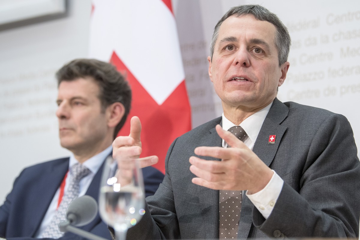 Roberto Balzaretti, Staatssekretaer, links, Bundesrat Ignazio Cassis, Departementsvorsteher des Eidgenoessischen Departements fuer auswaertige Angelegenheiten, spricht an einer Medienkonferenz "z ...