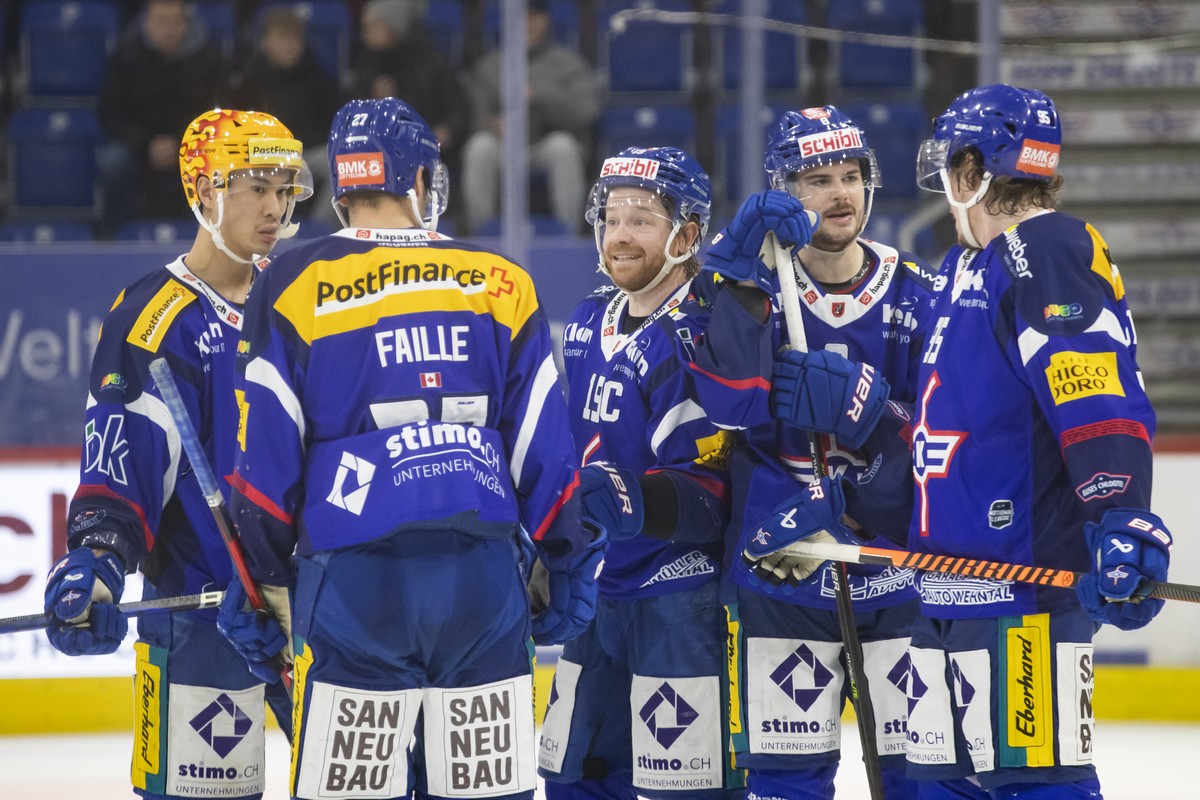 Klotens PostFinance Top Scorer Jonathan Ang, Klotens Eric Faille, Klotens Steve Kellenberger, Klotens Marc Marchon und Klotens Nicholas Steiner, von links, waehrend dem Eishockeyspiel der National Lea ...