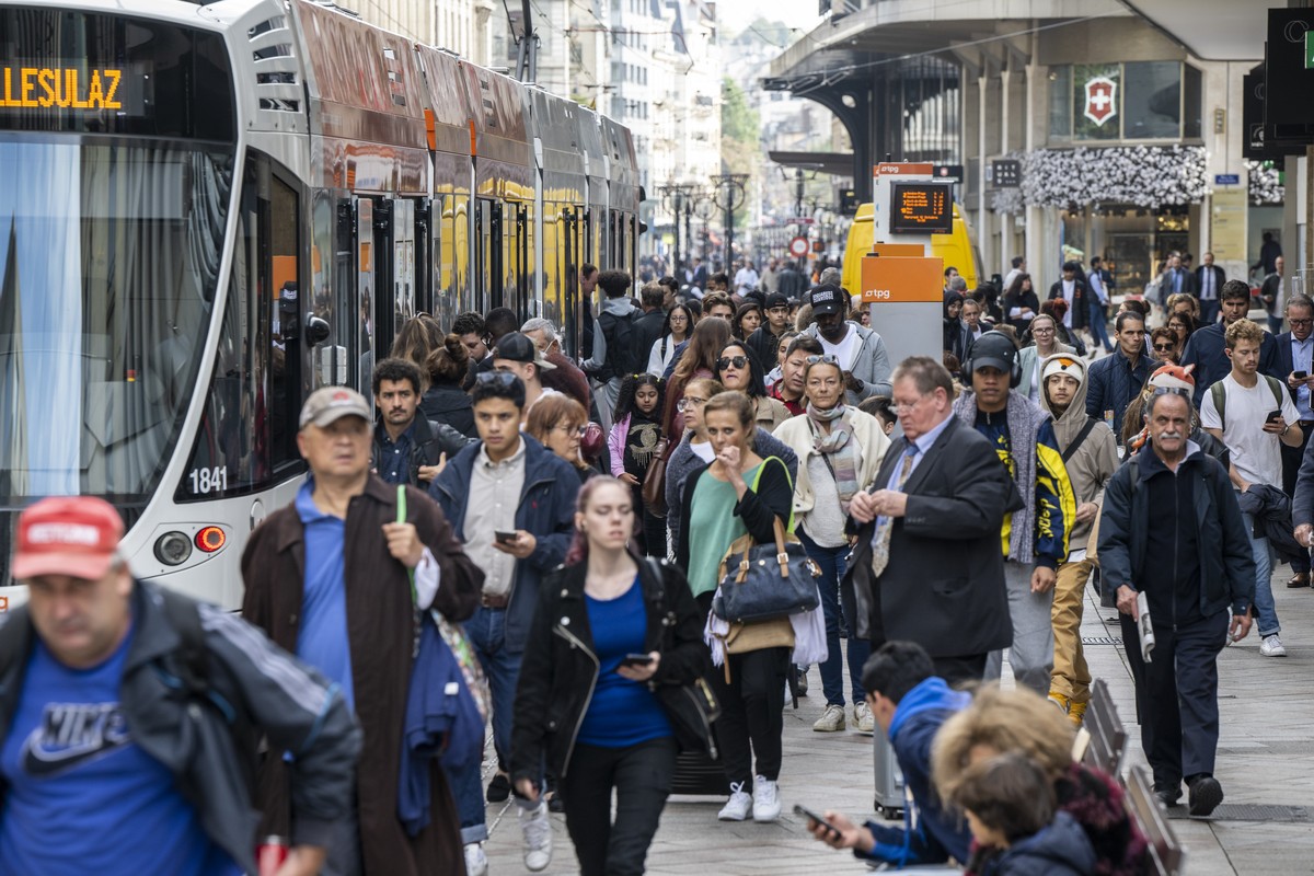 Des personnes attendent de pouvoir monter ou descendent du tram pour aller chercher une autre correspondance a un arret dans les rue basses, lors de la journee de greve du personnel des Transports pub ...