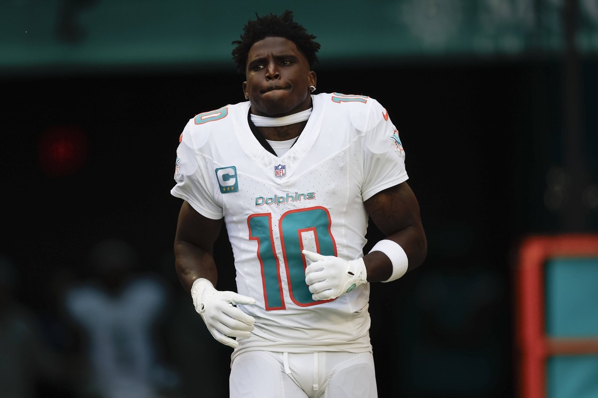 MIAMI GARDENS, FL - NOVEMBER 24: Miami Dolphins wide receiver Tyreek Hill 10 runs out on the field before the game between the Miami Dolphins and the New England Patriots on November 24, 2024 at Hard  ...