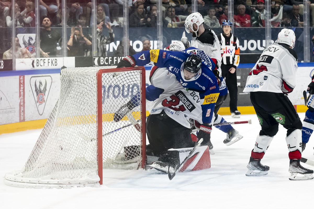 Julien Sprunger (HCFG), en haut, tombe sur le gardien Connor Hughes (LHC), lors de l'acte 3 des demi-finales des play-off du championnat suisse de hockey sur glace de National League entre Fribou ...