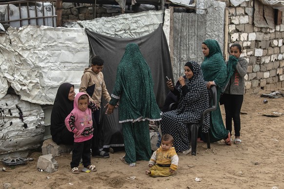KEYPIX - epa12865003 Members of a displaced Palestinian family near a makeshift tent camp in Khan Yunis, southern Gaza Strip, 01 April 2026, amid a ceasefire between Hamas and Israel. According to the ...