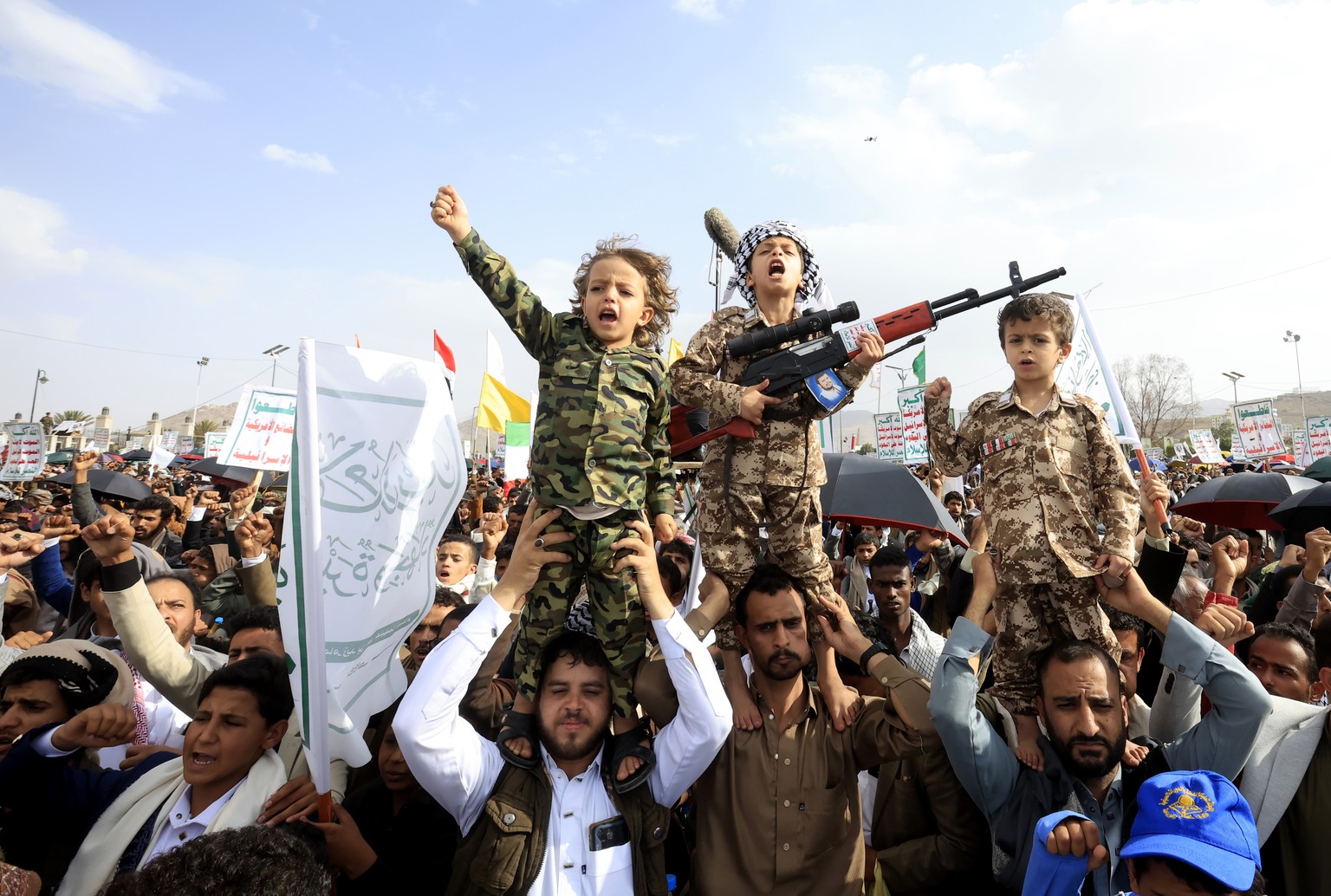 epaselect epa13103397 Houthi supporters and their children shout slogans during a protest in solidarity with the Iranian people, and against US airstrikes on Iran, in Sana'a, Yemen, 10 July 2026. ...