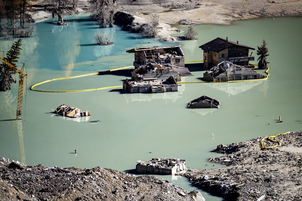 Une vue des maisons dans le lac de Blatten le samedi 11 octobre 2025 depuis le hameau de Weissenried dans le Loetschental. La Fondation Blatten organise une importante action de nettoyage ce samedi a  ...