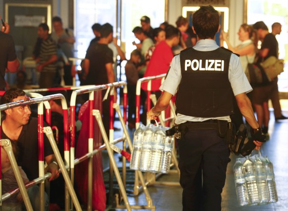 Wasser für die gestrandeten Flüchtlinge im Münchner Hauptbahnhof.
