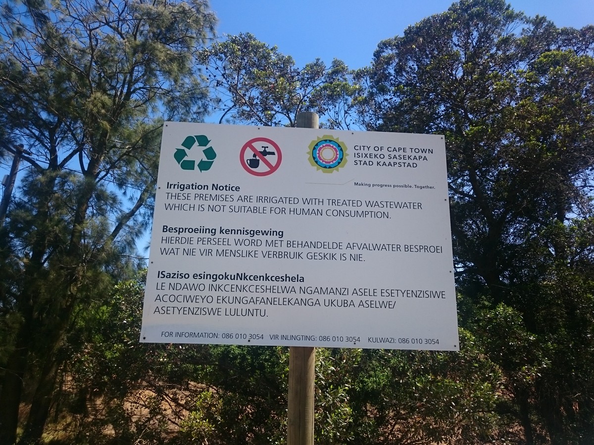 Hinweisschild, das besagt, dass die Weinfarm mit recyceltem Wasser bewässert wird.