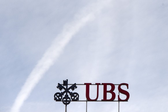 ARCHIVBILD ZUR BILANZ DER UBS IM ERSTEN QUARTAL 2017, AM FREITAG, 28. APRIL 2017 - Das UBS Logo fotografiert am Tag der Bilanzmedienkonferenz der Bank UBS am Dienstag, 2. Februar 2016 in Zuerich. Der  ...