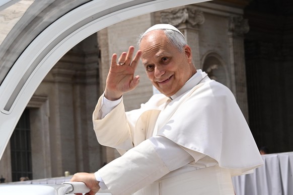 epa13012963 Pope Leo XIV waves to the faithful at the end of his weekly general audience in St. Peter Square, Vatican City, 03 June 2026. EPA/MAURIZIO BRAMBATTI