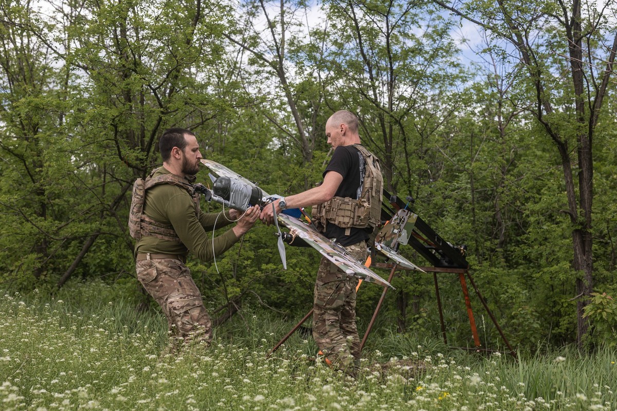 Ukrainian soldiers prepare Bliskavka attack drone against Russian positions in Donetsk DONETSK OBLAST, UKRAINE - MAY 15: Ukrainian soldiers prepare the Bliskavka attack drone to strike Russian positio ...