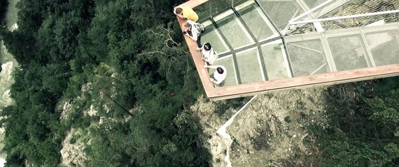 An der Plattform geht es 30 Meter in die Tiefe.