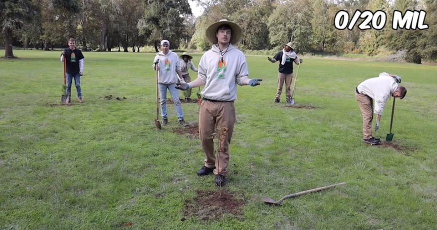 Youtuber Mr. Beast beim Bäumepflanzen.