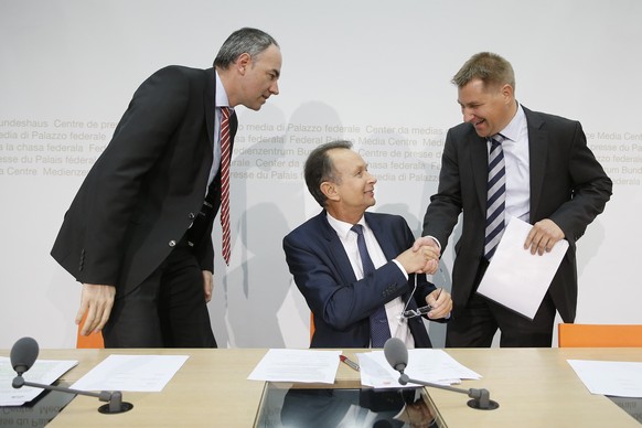 Darbellay, Müller und Brunner bei der Unterzeichnung des Schulterschlusses.