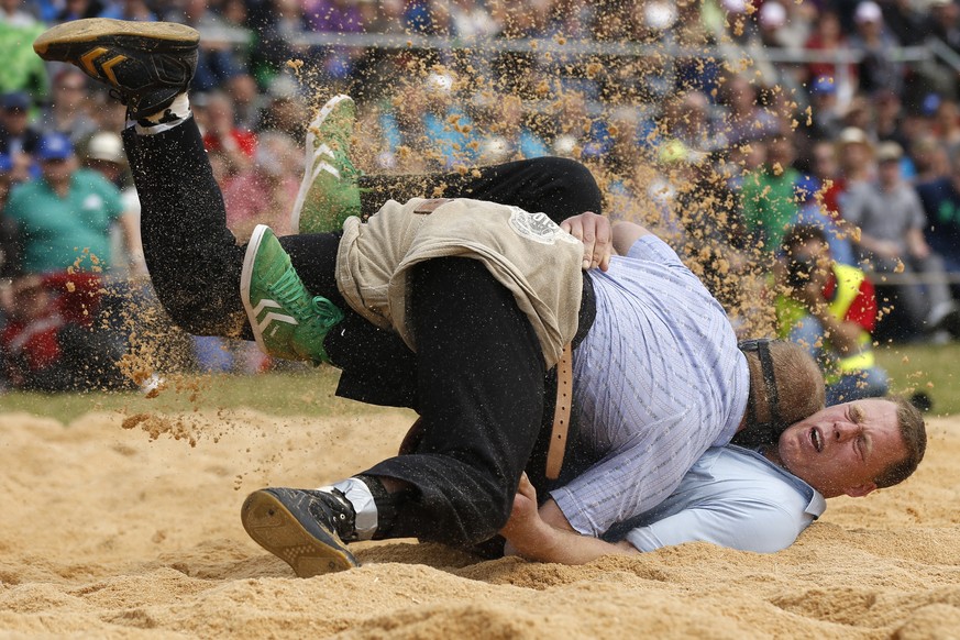 Reto Schmid, oben, gewinnt gegen Matthias Sempach im fuenften Gang, beim Oberaargauischen Schwingfest, am Samstag, 23. Mai 2015 in Seeberg-Grasswil. (KEYSTONE/Peter Klaunzer)