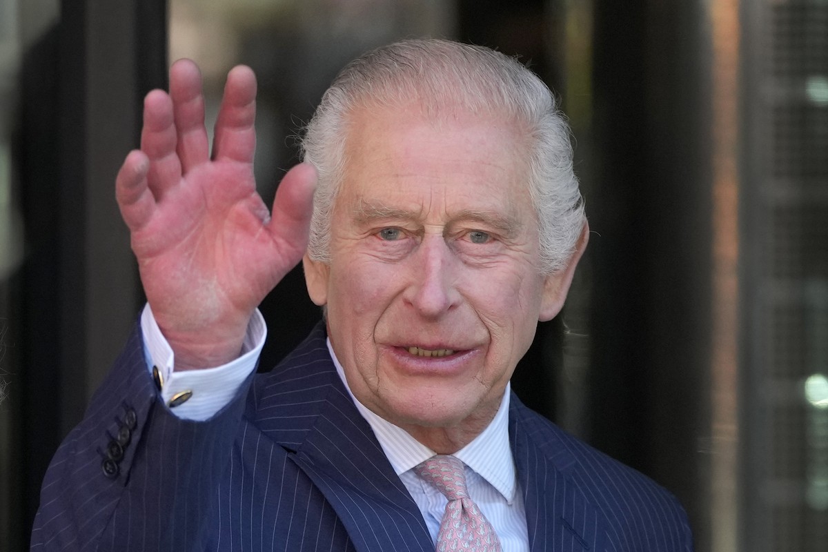 FILE - Britain's King Charles III waves as he arrives for a visit to University College Hospital Macmillan Cancer Centre in London, Tuesday, April 30, 2024. (AP Photo/Kin Cheung, File)
Britain Ki ...