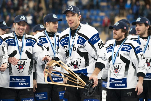epa11800060 Fribourg's Julien Sprunger poses with the trophy after wininng the Spengler Cup 2024 final game between Straubing Tigers and HC Fribourg-Gotteron, at the 96th Spengler Cup ice hockey  ...